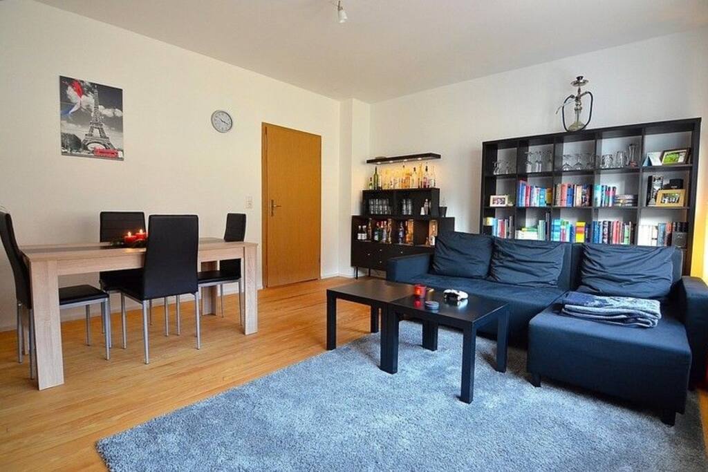 Bar in der Ecke mit eigenen Spirituosen nutzbar.