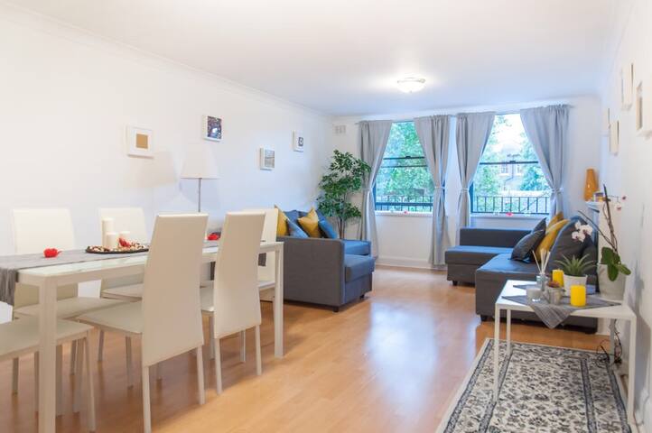 The Queensborough 2 Bed Apartment By Hyde Park gallery image 4
