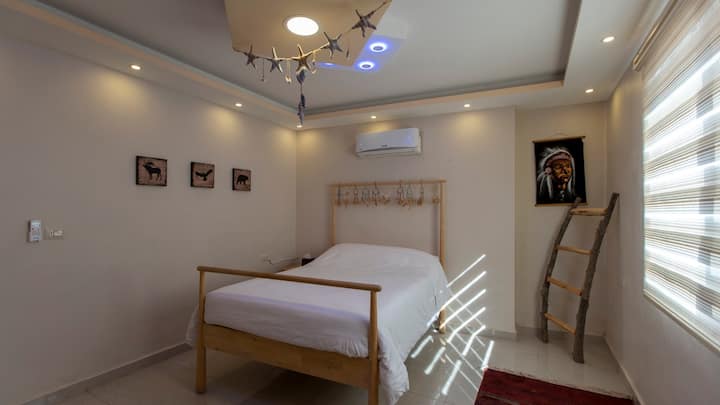 ห้องนอนสไตล์โบฮีเมียนที่ชั้นแรก 