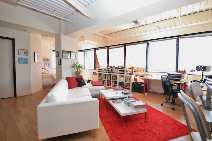 Stylish Hollywood Loft with Views!
