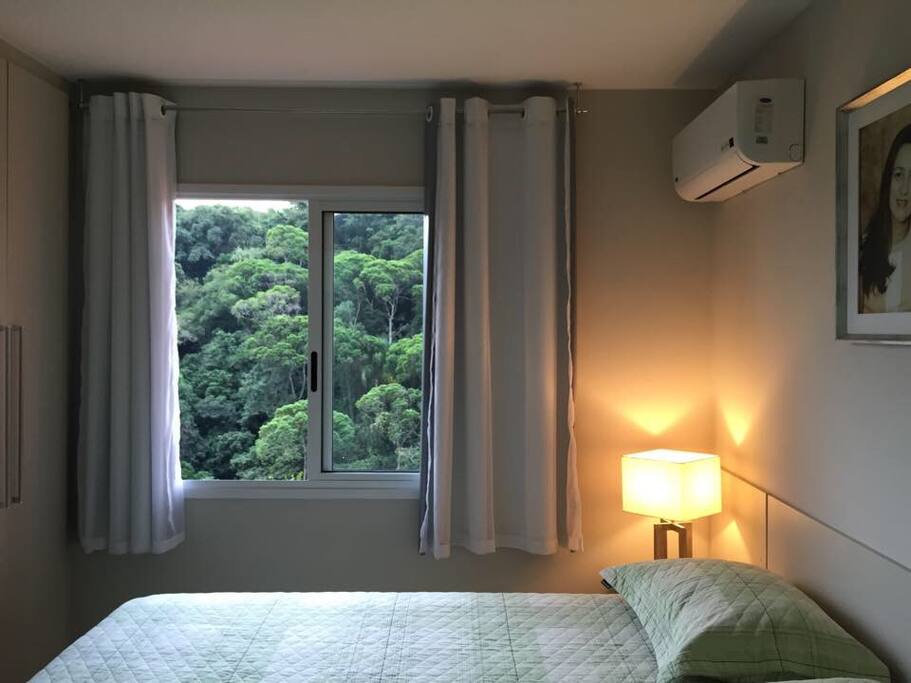 quarto de casal, com TV,vista floresta e mar