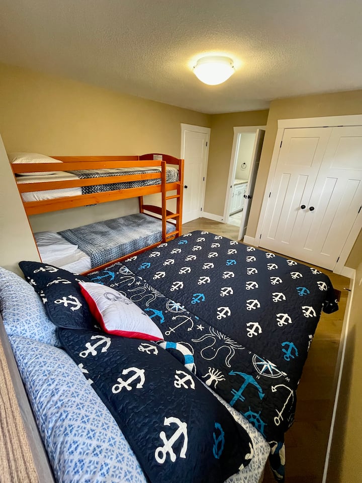 第3间卧室配备标准双人床和双层床 