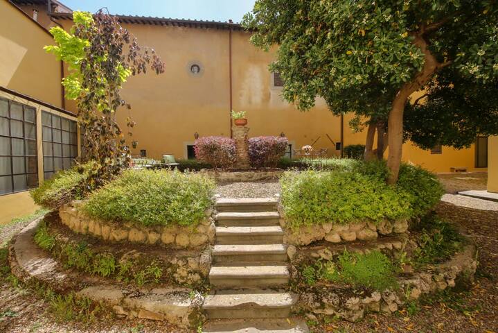 Dragomanni 2 Bedroom Apartment with Garden