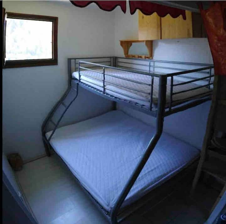 Chumba cha kulala na kitanda cha viti 3
- Maeneo 2 140 x 190 chini
- Sehemu 1 ya 90 x 190 juu