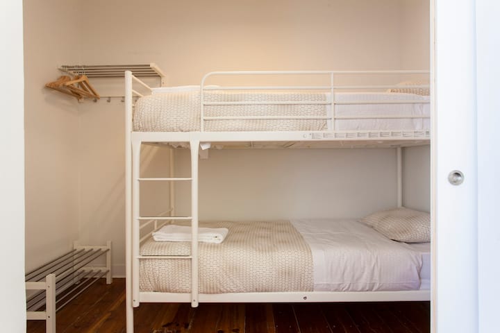 Chumba #2: Kitanda kilichopandishwa (Lala 2)