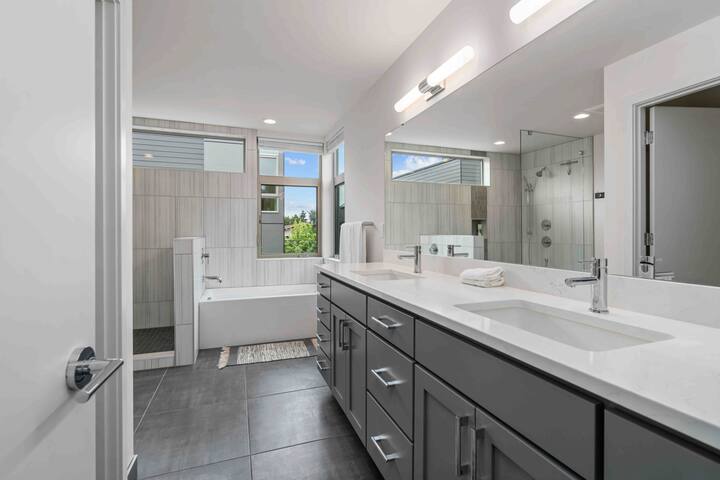 Bright New 2023 Townhome with Views gallery image 5