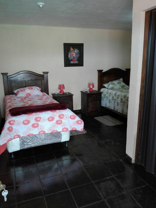 cuarto para dos personas y con su baño privado 15 dolare con agua caliente y su tv