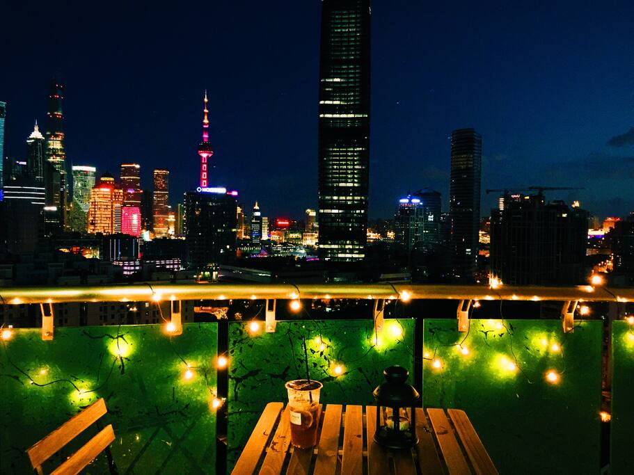 夜晚可在客厅阳台边小憩边览黄浦江夜景