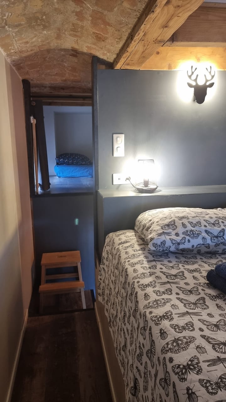 Ingressi delle camere, in cima alle scale (nessuna porta per chiudere le camere)