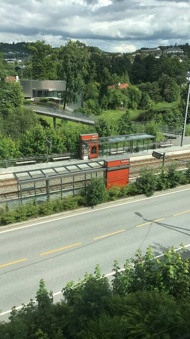 Bybanen går like utenfor huset og tar deg til byen og Flesland