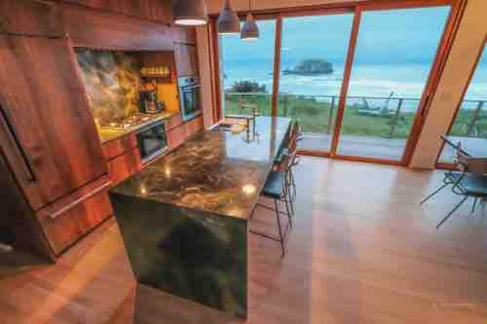 A Kundig-inspired glass house on Falcon Cove, Arch Cape, Oregon, United States, photo 4 of 10
