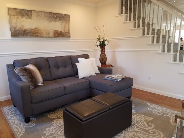 Entire house for families：Steps to the beach! gallery image 2