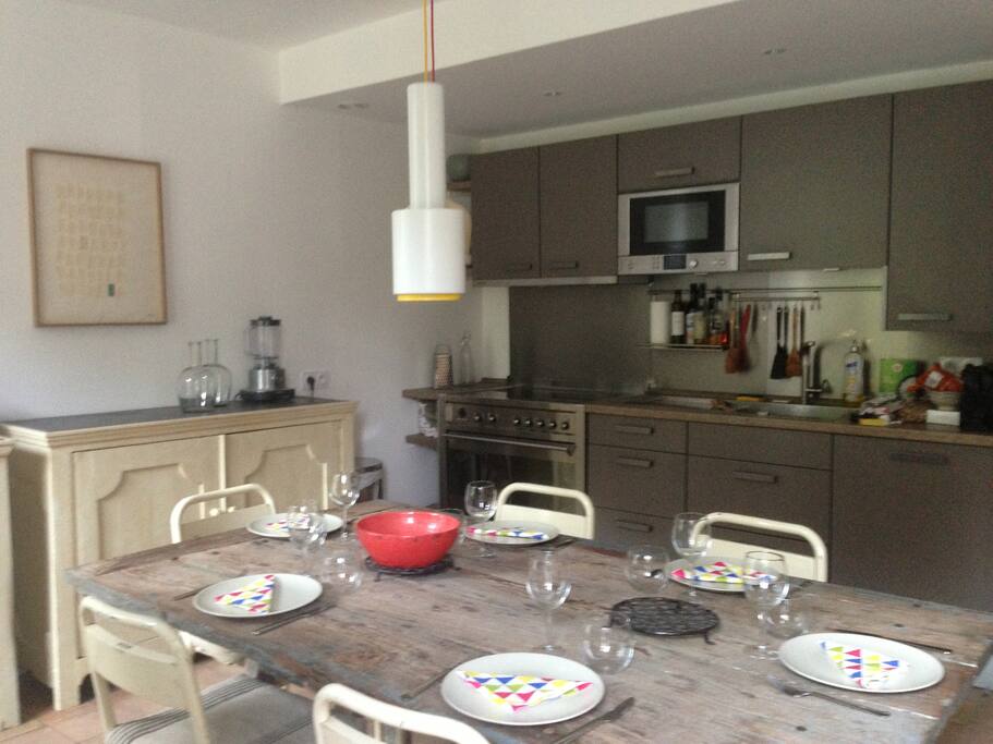salle à manger avec cuisine ouverte