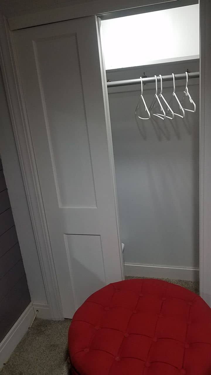 Huvudsovrum med ny queen-säng, sängkläder, 32 " TV, privat garderob.