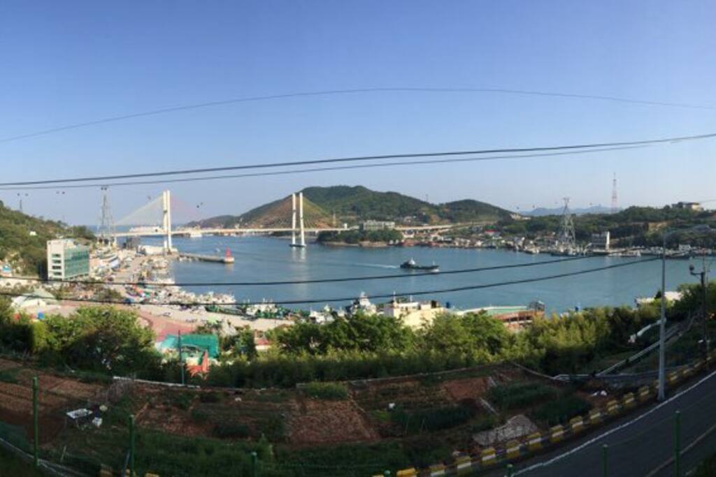 베란다에서 보이는 바다 (View from the balcony)