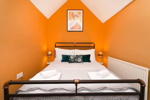 Central Adjacent Coach Houses, sleeps 15, Parking