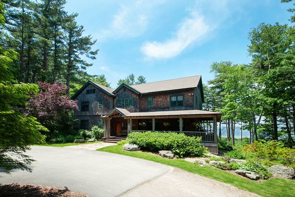 Lovely waterfront home with beach and ocean access Houses for Rent in