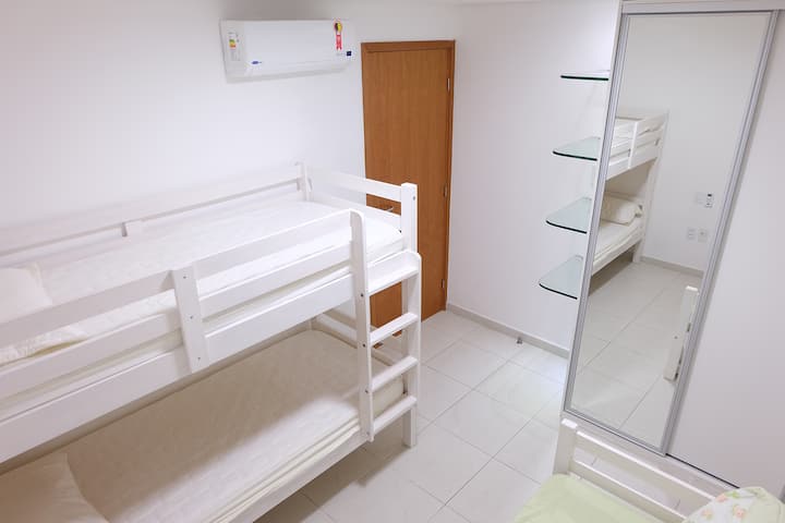 房間配有子母牀、上下鋪、空調和衣櫃。