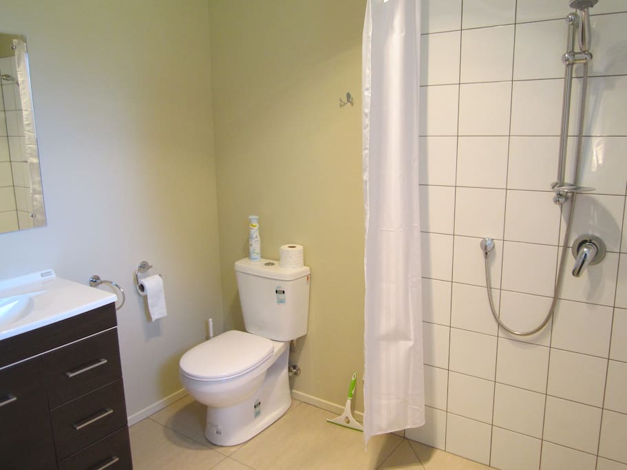 En-Suite Bathroom for Ngauruhoe Room