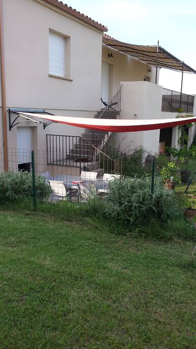 Coin repas au soleil, idéal pour les petits dèj et le soir