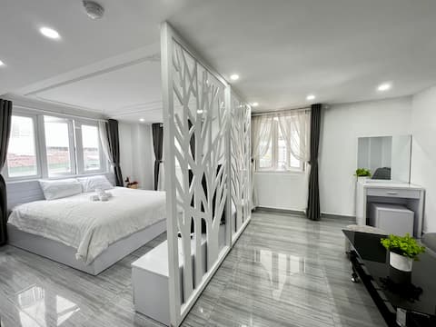 Spacious Comfy Residence - 8 mins to Airport