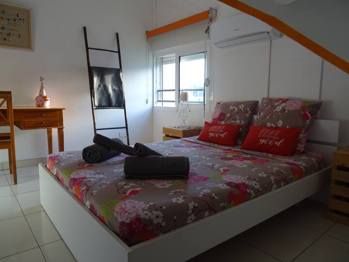 Habitación naranja con aire acondicionado