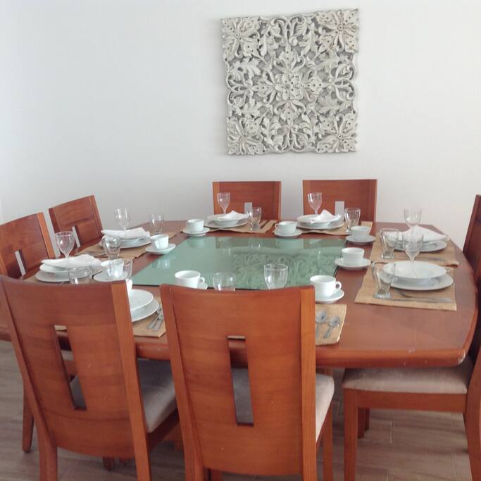 Comedor con vajilla para 8 personas