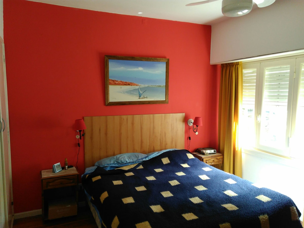 Vrlo svijetlo sa sjenilom,zavjesom i stropnim ventilatorom