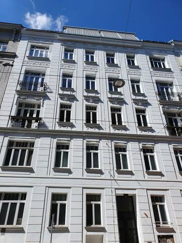 180m2 luxury rooftop in front of Hundertwasserhaus gallery image 3