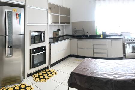 Quarto confortável em lar acolhedor na Vila A.