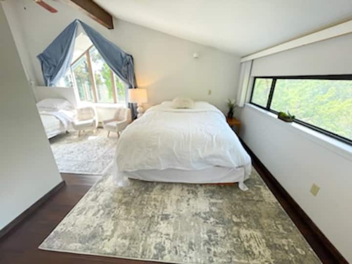 Главната спалня на горния етаж е за до трима души.