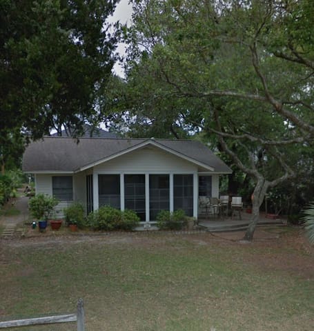 Quaint & Quiet Beach Home very close to the beach