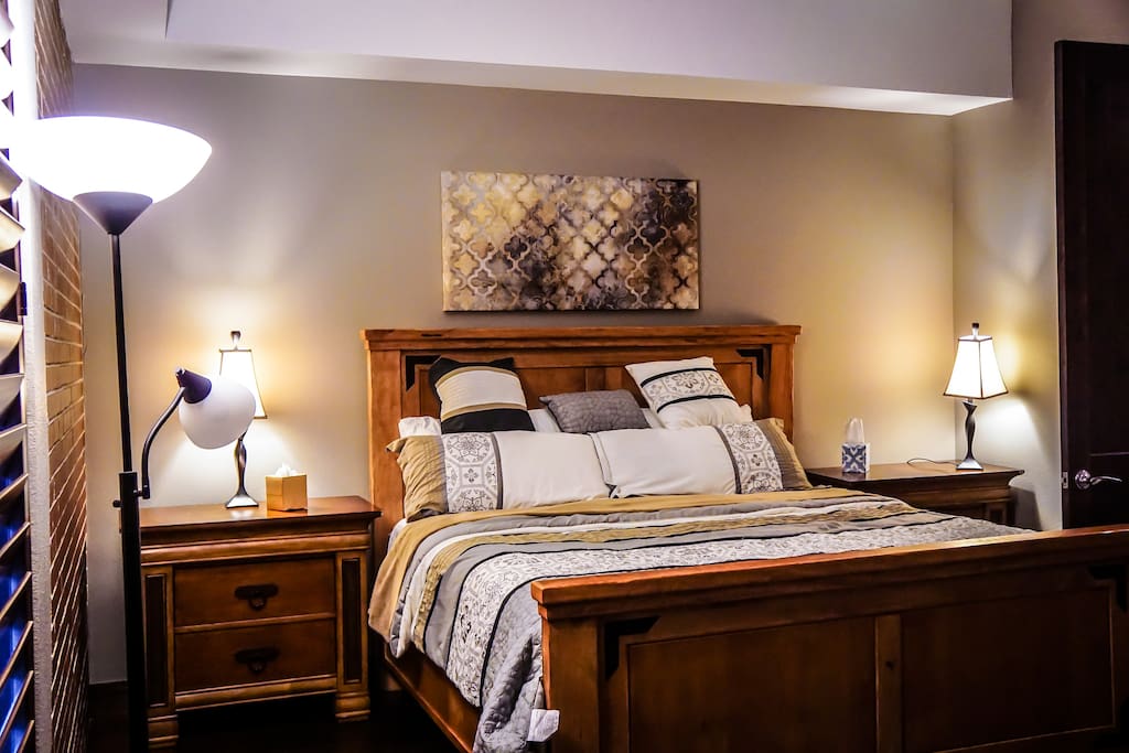 Bedrooom with king bed
