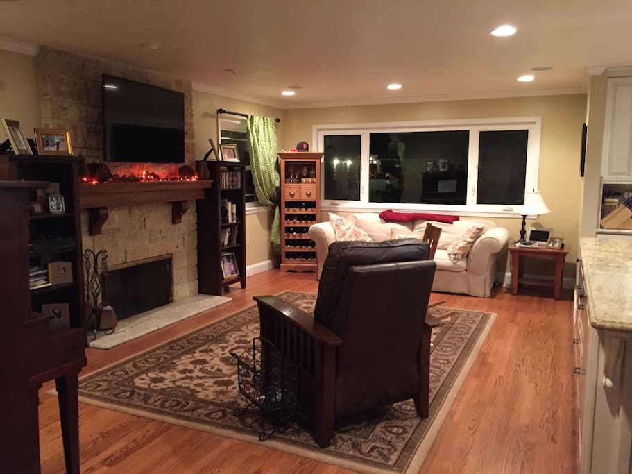 Large great room with flat screen and surround sound