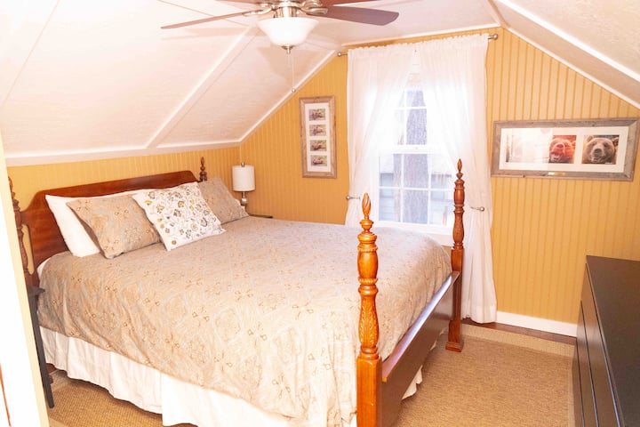 Dormitorio queen en la planta superior con armario, TV y ventilador de techo. Ventilador de ventana para los meses más cálidos.