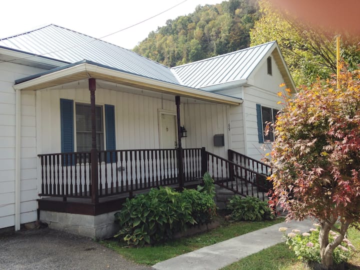 The Blue Roof Cottage Houses for Rent in Whitesburg, Kentucky, United