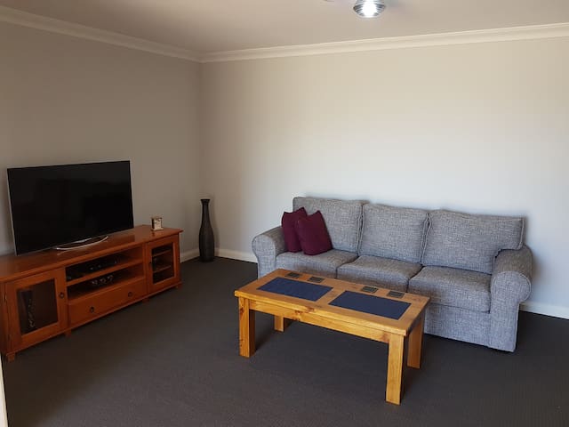 Spacious & convenient  location 2 mins from Beach