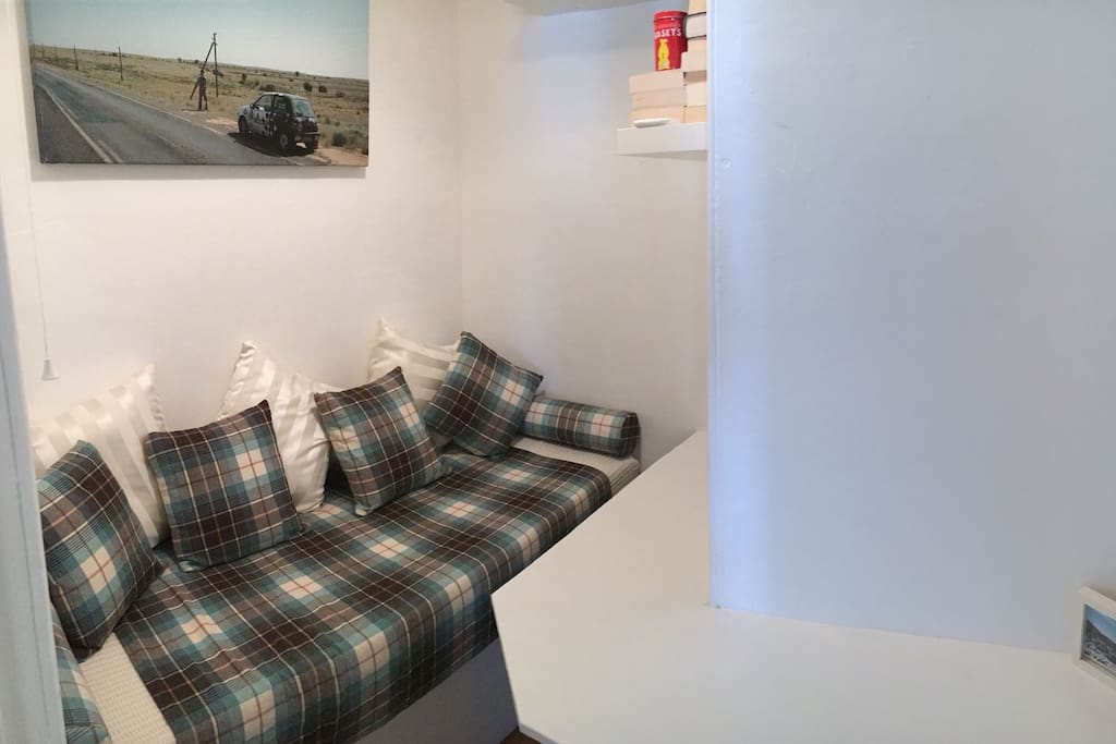 Occasional Single Bed (78x193cm) in box room for a third guest