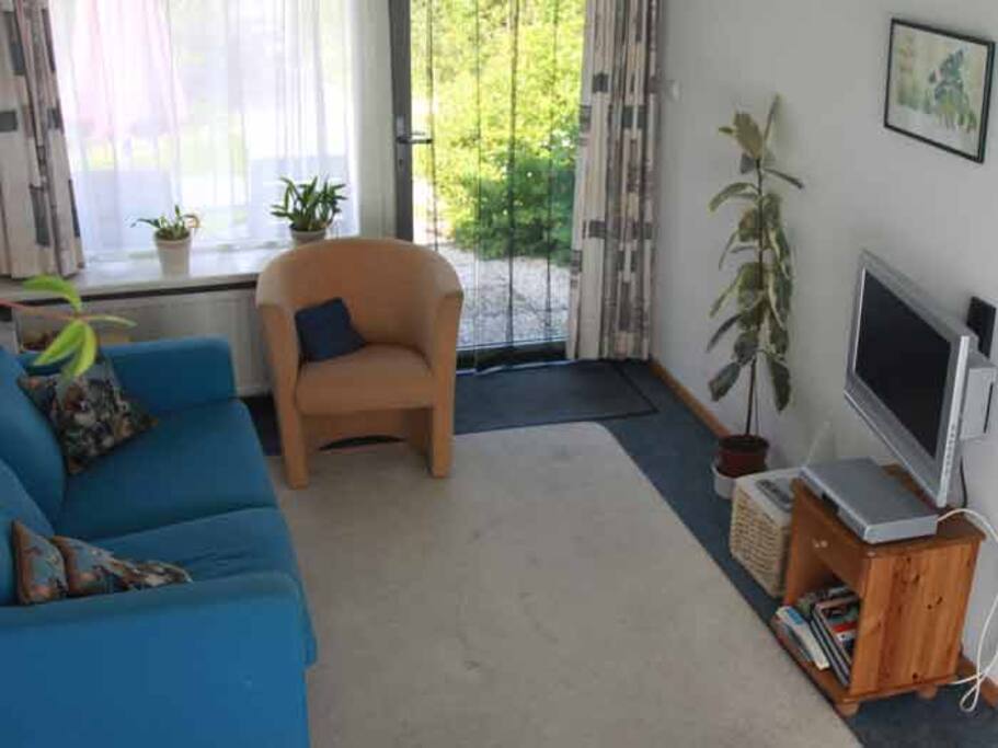 Zithoek met televisie (satellietontvangst)