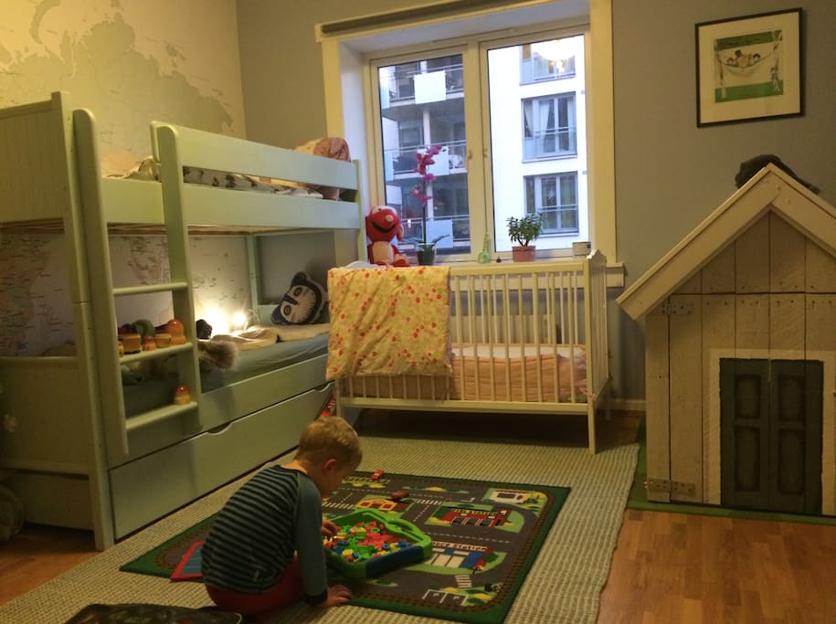 Barnerom med køyeseng + babyseng. Rikelig med bøker og leker tilgjengelig, om dere ønsker å bruke dette. Har også annet barneutstyr, eks tripp-trapp, spisestol++ som kan brukes