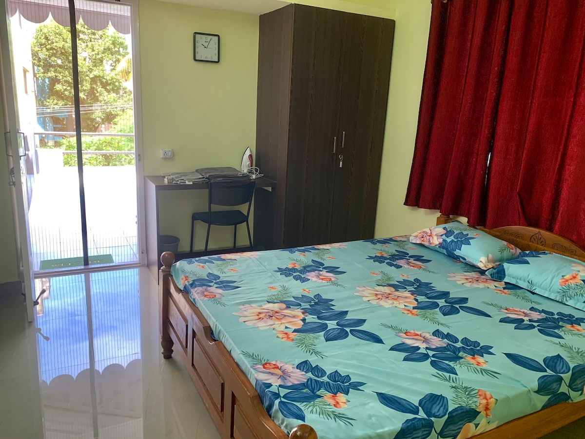 ห้องนอนที่ 2 พร้อม
เตียงควีนไซส์
- โต๊ะหัวเตียง
- ตู้เสื้อผ้า
- เวิร์คสเตชั่นและเก้าอี้สำหรับทำงานโดยเฉพาะ
- ประตูระเบียงพร้อมมุ้งกันยุง
- นั่งในระเบียงเพื่อเพลิดเพลินกับค่ำคืนของคุณ
- มุ้งกันยุงสำหรับหน้าต่าง 
- เครื่องปรับอากาศแบบแยกส่วน 