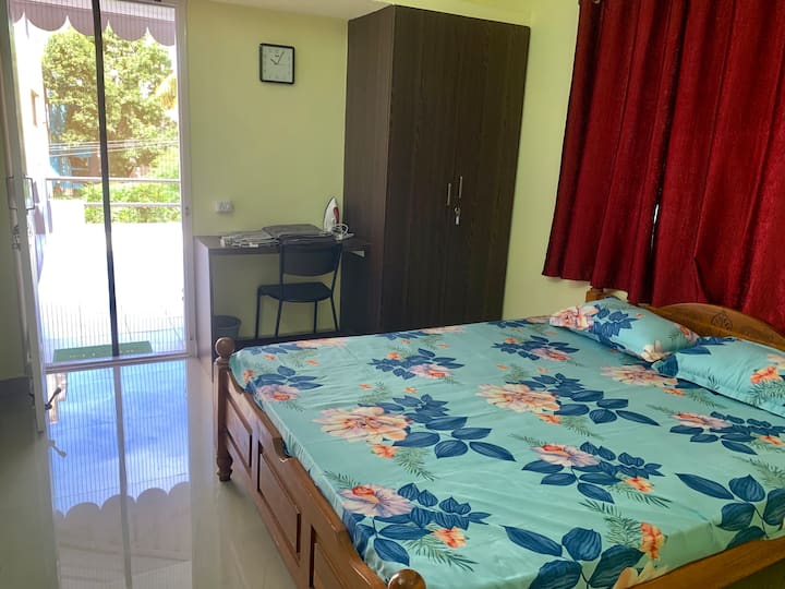 Druga spavaća soba s
bračnim krevetom
- Pomoćni stolić za glavu
- Ormari
- Namjenska radna stanica i stolica
- od vrata do balkona s mrežom za komarce
- sjedenje na balkonu kako biste uživali u večeri
- Mreže za komarce za prozor 
- Split AC 