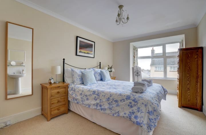 加大双人床卧室