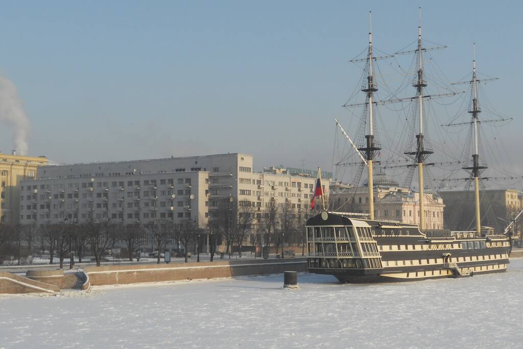 Вид на дом с Троицкого моста