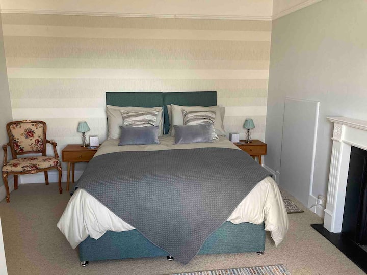 ห้องนอน 2 พร้อมเตียงคิงไซส์แบ่งออกเป็น 2 เตียงเดี่ยว