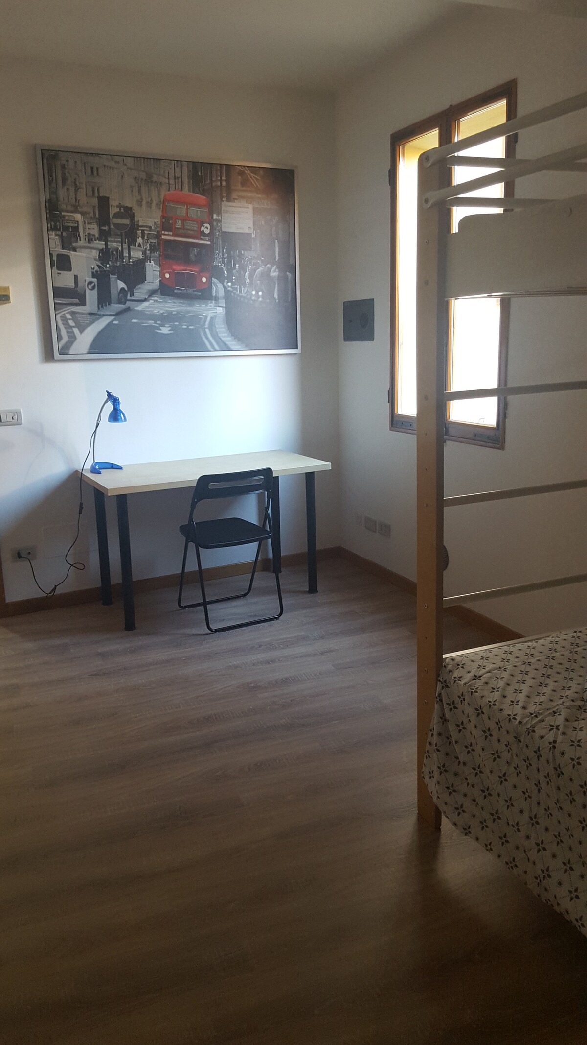 חדר שינה עם מיטות קומתיים