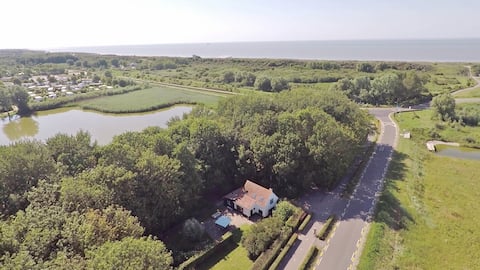 Charming dike house with garden close to the sea