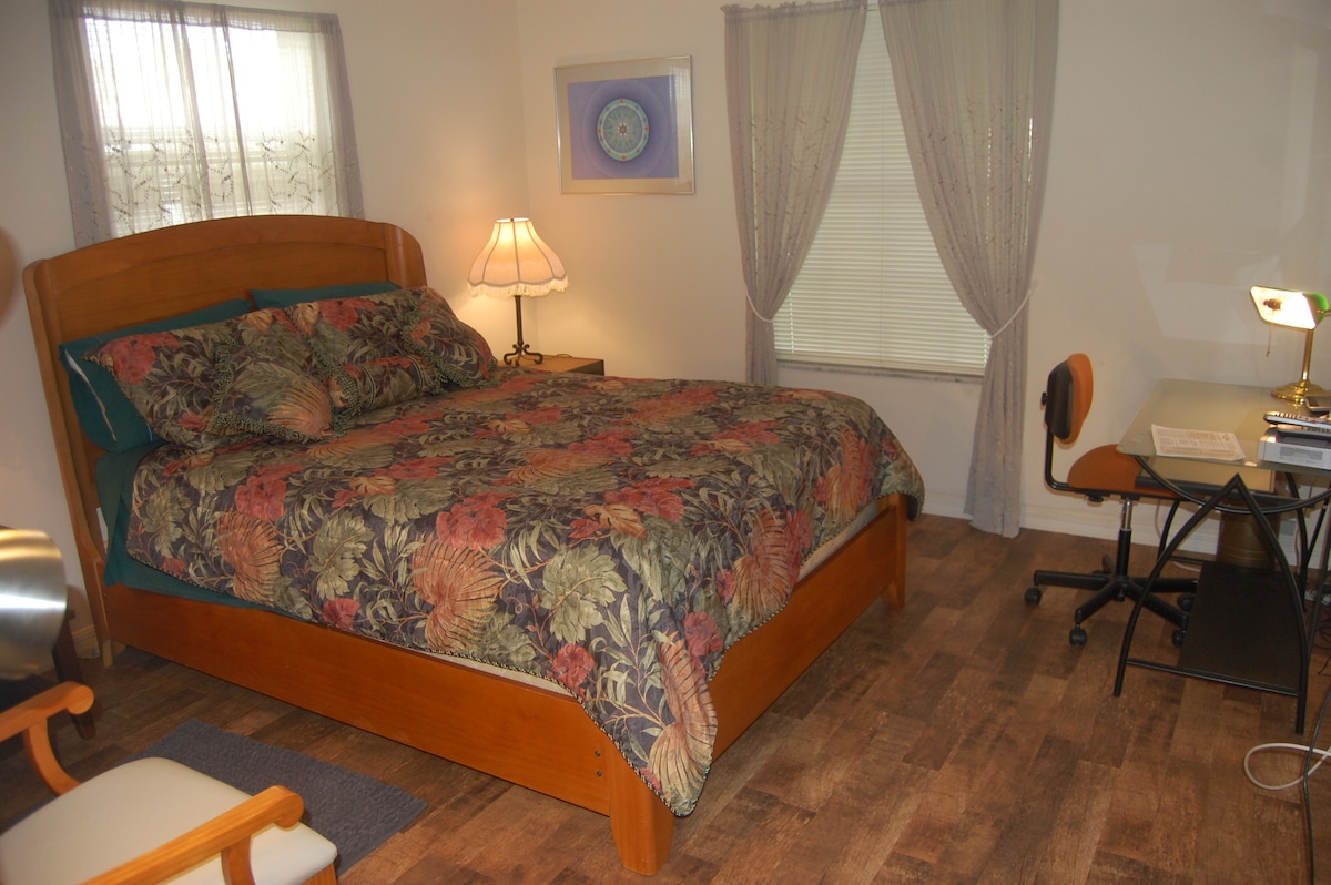 Gostinjska spavaća soba/ured s bračnim krevetom.