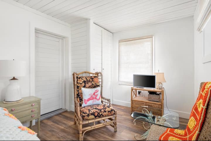 Elegant White Shiplap Decor Private Entry Suite - Vero Beach, FL