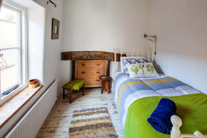 Top floor single bedroom